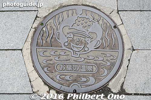 Shibu Onsen manhole in Nagano. Snow monkey design.
Keywords: nagano yamanouchi shibu onsen hot spring spa manhole
