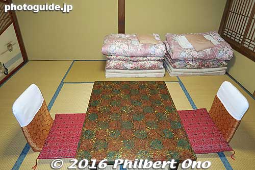 Even the table was artistic in my room at Koishiya.
Keywords: nagano yamanouchi shibun onsen hot spring spa ryokan