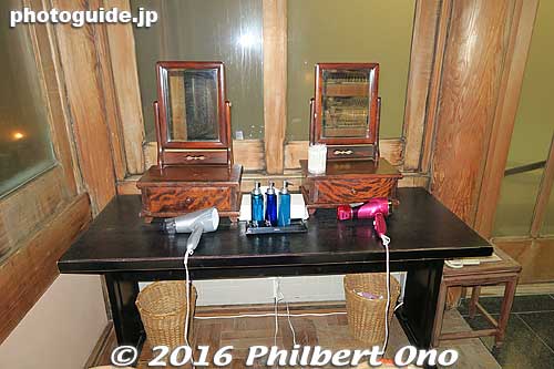 Hair dryers and retro-style mirrors are provided.
Keywords: nagano yamanouchi yudanaka onsen hot spring spa ryokan