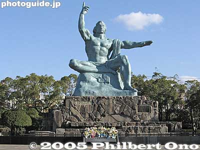 Peace Statue
Sculptor was Seibo Kitamura.
Keywords: Nagasaki atomic bomb peace park statue