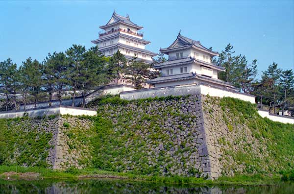 Besides the moat and stone walls, Shimabara Castle has two castle buildings. The tenshu main tower (rebuilt in 1964) and a corner turret (foreground).
Keywords: nagasaki shimabara castle