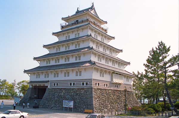 The castle donjon or main tower (tenshu) is a museum of Christian relics and folkcrafts. The top floor gives a fine view of the entire city and part of Mt. Fugen-dake.
Keywords: nagasaki shimabara castle