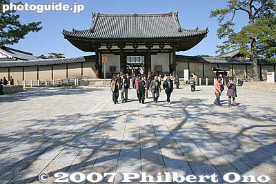 Nandaimon Gate 南大門
Keywords: nara ikaruga-cho horyuji temple Buddhist Shotoku-shu world heritage site