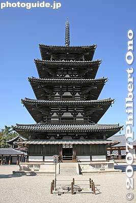 Goju-no-To (Five-Story Pagoda), National Treasure, Horyuji. The size of the roof gets smaller toward the top of the structure. 五重塔　仏舎利
Keywords: nara ikaruga-cho horyuji temple Buddhist Shotoku-shu world heritage site pagoda National Treasure