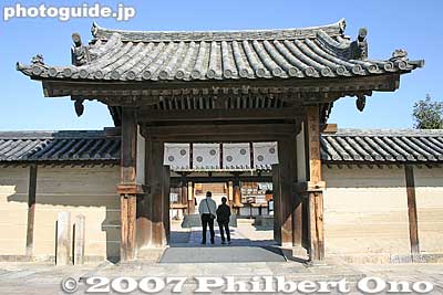 Gate to Yumedono Pavilion
Keywords: nara ikaruga-cho horyuji temple Buddhist Shotoku-shu world heritage site