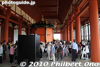 Inside the Former Imperial Audience Hall. In the center was the Emperor's Takamikura Throne.
Keywords: nara heijo-kyo capital heijo palace 