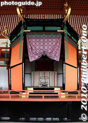 Takamikura Throne where the emperor sat when there was an audience.
Keywords: nara heijo-kyo capital heijo palace 