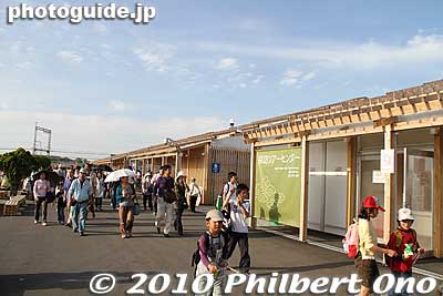 Next to the bus stop is the Entrance Plaza, the site's main entrance. The Food Court is here too, as well as souvenir shops. エントランス広場
Keywords: nara heijo-kyo capital heijo palace 