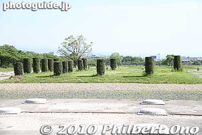 These pillar-like bushes indicate the location of pillars of buildings which existed in the Heijo Palace.
Keywords: nara heijo-kyo capital heijo palace 