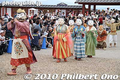 There was an MC introducing the people in the parade, but there was a time lag. These people are Gigaku mime performers. It's now a lost art from the 7th-8th centuries.
Keywords: nara heijo-kyo capital heijo palace