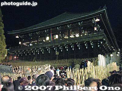 Every evening during March 1-14, Todaiji temple priests carry torches on the balcony of Nigatsu-do Hall. Sparks falling from the torches bring good health. Todaiji temple 二月堂
Keywords: nara todaiji temple mizutori festival