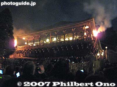 The torch is positioned at the corners. It is totally dark when the torches are lit.
Keywords: nara todaiji temple mizutori festival matsuri3