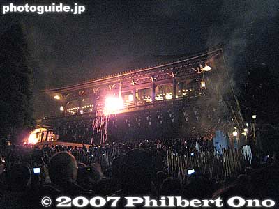 The priest runs while spinning the torch on the balcony. Also see the [url=http://www.youtube.com/watch?v=02p3_cWLoNk]video at YouTube[/url].
Keywords: nara todaiji temple mizutori festival
