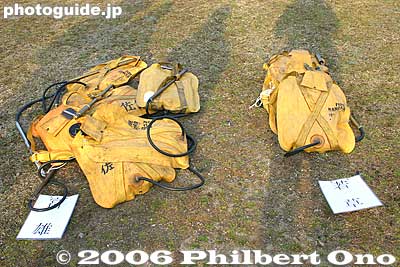Water bags
The third item the volunteer firemen carry are water bags. The water bag is filled with water weighing 20 kg or so. A nozzle is also attached. It is used to extinguish the fire.
Keywords: nara prefecture wakakusayama fire festival burning
