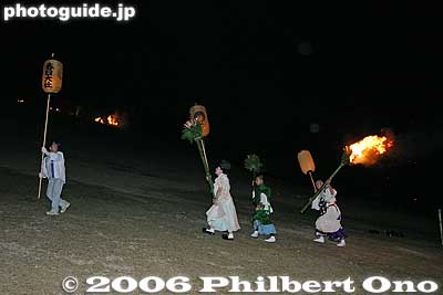 The sacred torch is brought.
Keywords: nara prefecture wakakusayama fire festival burning