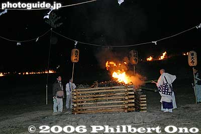 The sacred torch lights the bonfire at around 6 pm.
You can also see three lanterns for Todaiji Temple, Kasuga Taisha Shrine, and Kofukuji Temple. This is a joint festival between these three temples and shrine.
Keywords: nara prefecture wakakusayama fire festival burning