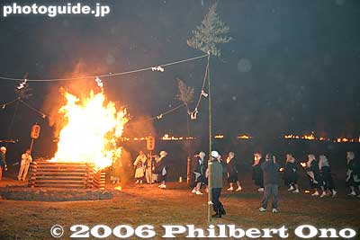 Other torches are thrown in.
Keywords: nara prefecture wakakusayama fire festival burning
