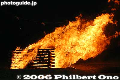 Bon fire burns
Keywords: nara prefecture wakakusayama fire festival burning