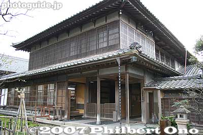 It was Japan's first private museum to receive governmental approval. During the years following, it took several years to rebuild the garden and buildings. This is the museum office next to the entrance.
Keywords: niigata japanese-style home house museum