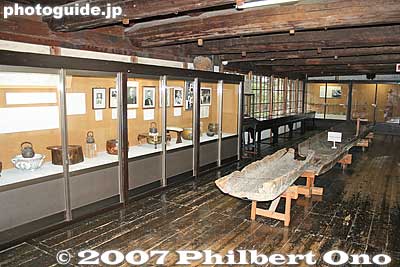 2nd floor exhibition room displays various artifacts of the Itoh family. The room formerly served as a storeroom and workroom for making futon and rags. 考古資料館
Keywords: niigata japanese-style home house museum