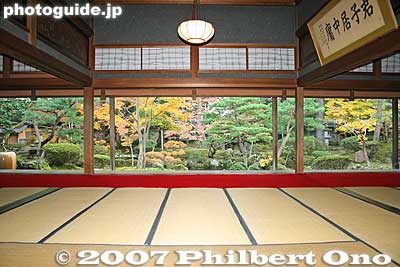 Room with a view: This is the centerpiece of the former home, a large drawing room (Ohiroma) used for large gatherings. It gives a marvelous view of the garden. 大広間
Keywords: niigata japanese-style home house museum garden tatami mat room