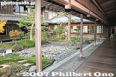 Veranda along the courtyard garden
Keywords: niigata japanese-style home house museum garden