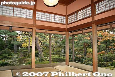 Impressive garden views from the rear drawing room (urazashiki)
Keywords: niigata japanese-style home house museum garden tatami mat room
