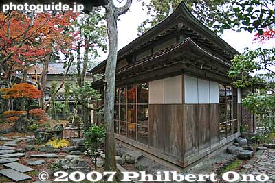 Built in 1891, Sanraku-tei, a highly unusual triangular tea house.　三楽亭
Keywords: niigata japanese-style home house museum garden tea house