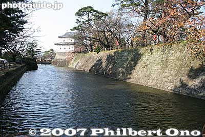 Due to the Meiji government's castle destruction order, most of the castle moats were filled in except for this one next to the Honmaru. After World War II, US troops occupied the castle grounds for a short time..
Keywords: niigata shibata castle park turret moat stone wall