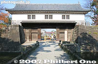 Omotemon Gate, one of two Edo-Era structures in Shibata Castle and an Important Cultural Property. 表門
Keywords: niigata shibata castle moat stone wall gate
