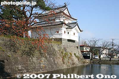 Tatsumi Yagura Turret, reconstructed in June 2004. 辰巳櫓
Keywords: niigata shibata castle park turret moat stone wall