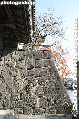 Stone wall with perfectly-fitting stones. No gaps between the stones.
Keywords: niigata shibata castle park turret moat stone wall gate