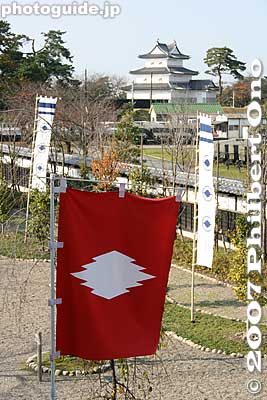 Banner with the five-diamond clan crest. Sangai Yagura Turret in the distance
Keywords: niigata shibata castle park turret crest banner