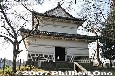 Kyu-Ninomaru Sumi-yagura Turret, one of two Edo-Era castle structures. 旧二の丸隅櫓
Keywords: niigata shibata castle park turret