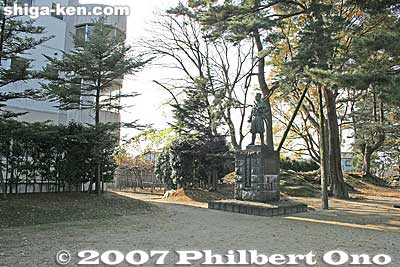 Across from the Omotemon Gate is a small park with a statue of Hirobe Yasubei who was from Shibata and one of the 47 ronin (masterless samurai) who avenged his master Lord Asano of Ako, dramatized in Chushingura.
Keywords: niigata shibata park statue