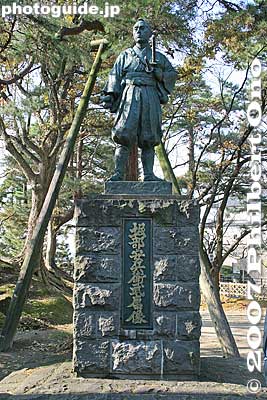 Statue of Horibe Yasubei (1670-1703). He looks toward Edo (Tokyo).
Keywords: niigata shibata park statue