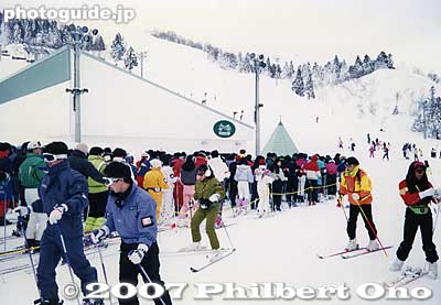 The line gets very long during the morning, so I usually go later in the day and ski until night when it is much less crowded. I catch the last shinkansen back to Tokyo.
Keywords: niigata yuzawa-mach gala ski resort snow skiers mountains
