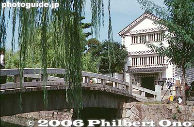 Bridge to Archeological Museum. Kurashiki is a National Important Traditional Townscape Preservation District (重要伝統的建造物群保存地区).  倉敷考古館
Keywords: okayama kurashiki bikan-ku