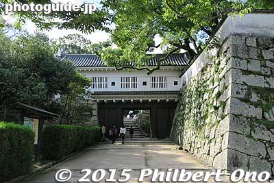 One entrance to Okayama Castle
Keywords: okayama castle