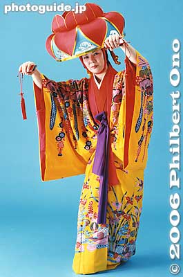 Yotsudake, Okinawa's most famous dance. 四つ竹
Keywords: okinawa ryukyu dance yotsudake bingata japankimono