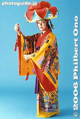 Dancer: Nariko Miyagi
Keywords: okinawa ryukyu dance yotsudake bingata kimono