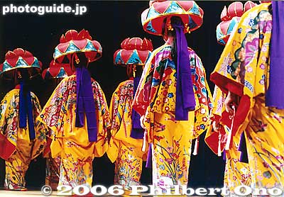 Back view of yotsudake dancers on stage.
Keywords: okinawa ryukyu dance yotsudake bingata kimono