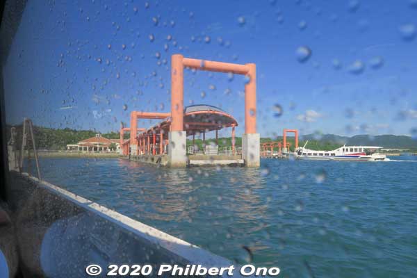 Approaching Ohara Port. Although its official name is "Nakama Port" (仲間港), nobody calls it that.
Keywords: okinawa Iriomote yaeyama ohara port