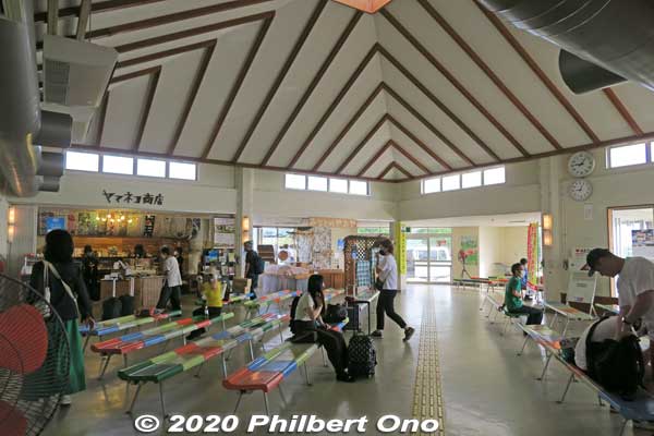 Inside Ohara Port's passenger terminal nicknamed "Nakamarin." It has a gift shop. This building got flooded by typhoons twice in 2005 and once in 2009.
Keywords: okinawa Iriomote yaeyama ohara port