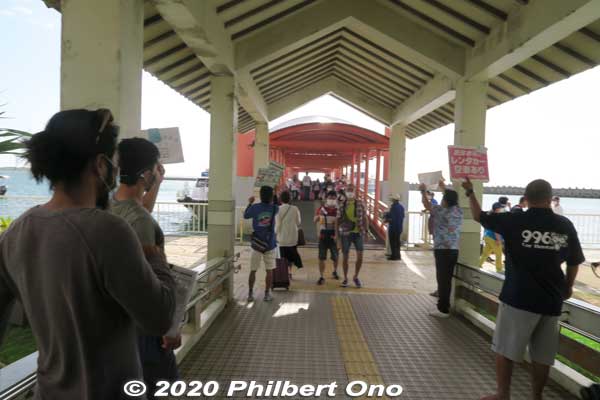 Local tour guides, car rentals, etc., try to attract the attention of arriving tourists at Ohara Port.
Keywords: okinawa Iriomote yaeyama ohara port