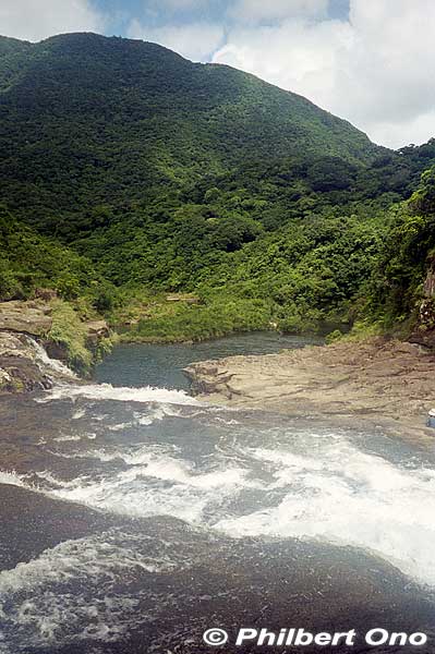 Behind Mariyudu Falls looking from upstream.
Keywords: okinawa Iriomote urauchi river waterfall hike