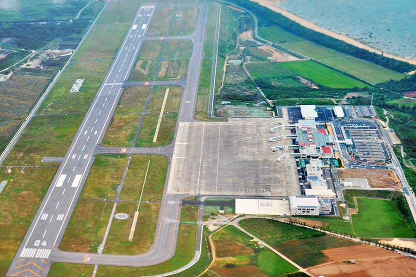 Bird's eye view of New Ishigaki Airport. Only one runway, 2,000 meters long, long enough for widebody jets. Terminal has four jet bridges.
(Photo from Wikipedia.)
Keywords: okinawa Ishigaki Airport