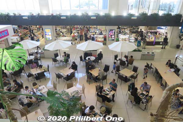 First floor of Ishigaki Airport terminal has a restaurant and gift shops.
Keywords: okinawa Ishigaki Airport