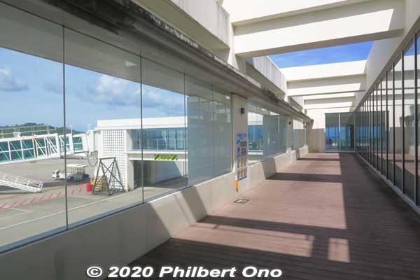 Ishigaki Airport terminal lookout deck on the top floor.
Keywords: okinawa Ishigaki Airport