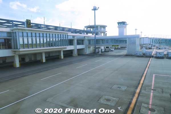 View of Ishigaki Airport terminal from the jet bridge. The circular structure above the roof toward the control tower is a lookout deck.
Keywords: okinawa Ishigaki Airport